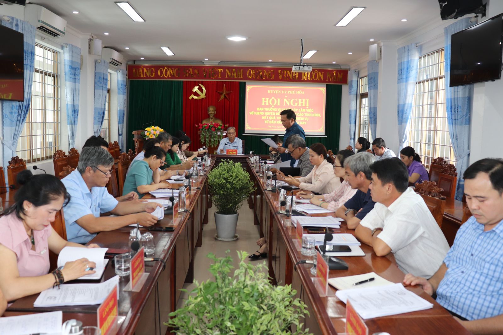 Ban Thường vụ Huyện ủy Phú Hòa làm việc theo quy chế với UBND huyện