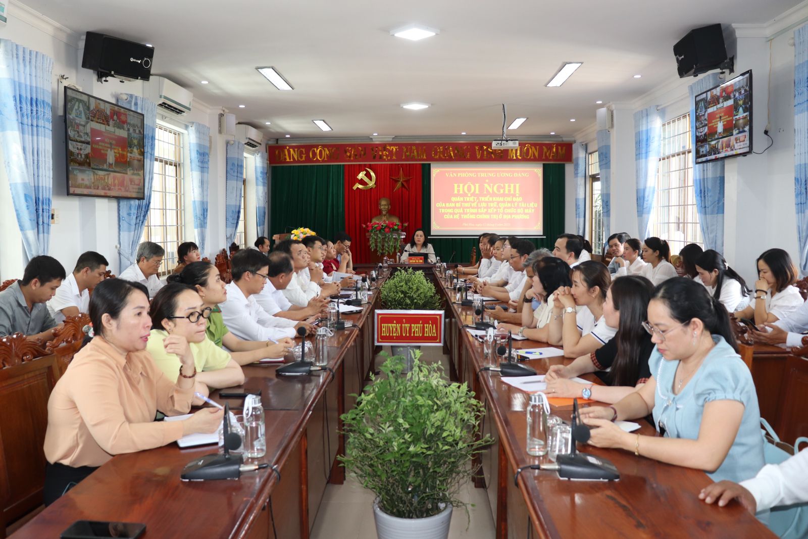 Quán triệt, triển khai chỉ đạo của Ban Bí thư về lưu trữ, quản lý tài liệu trong quá trình sắp xếp tổ chức bộ máy