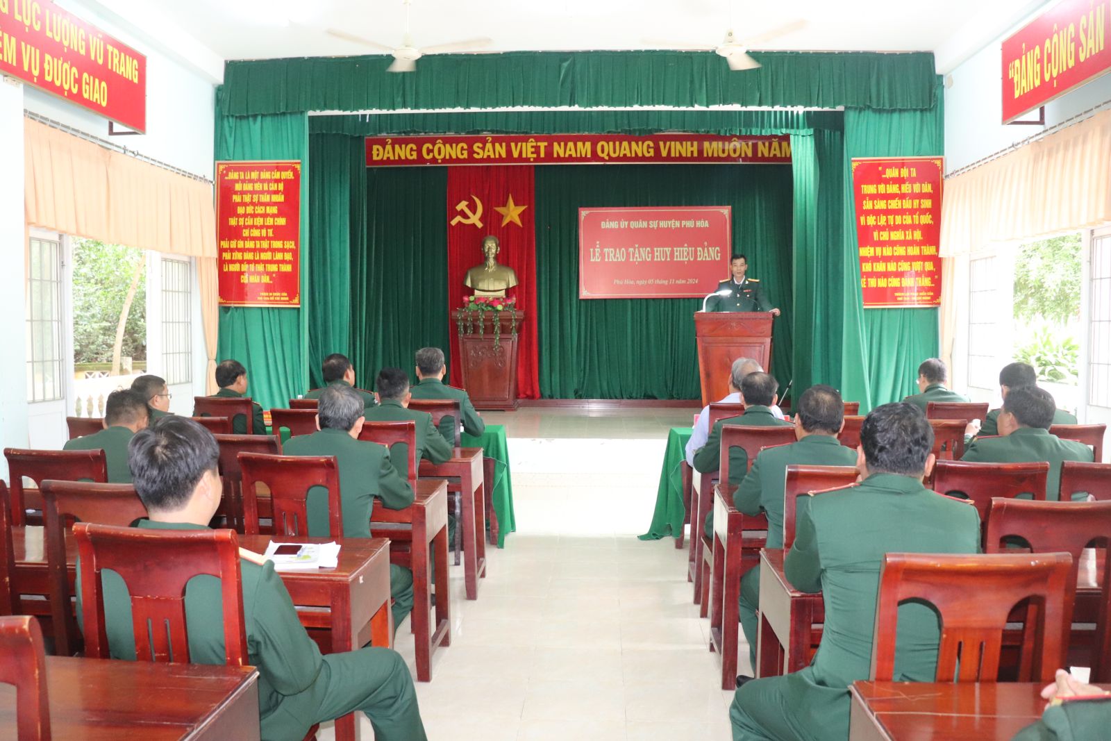 The District Military Party Committee awarded the 30-year Party membership badge to party members.