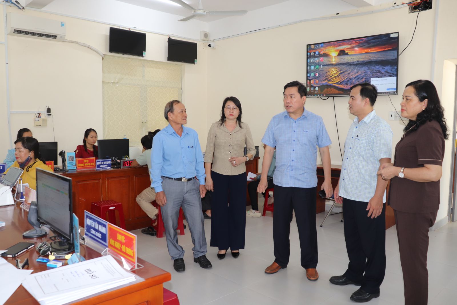 Đồng chí Trần Hữu Thế kiểm tra công tác vận hành thử nghiệm xã Phú Hòa 1