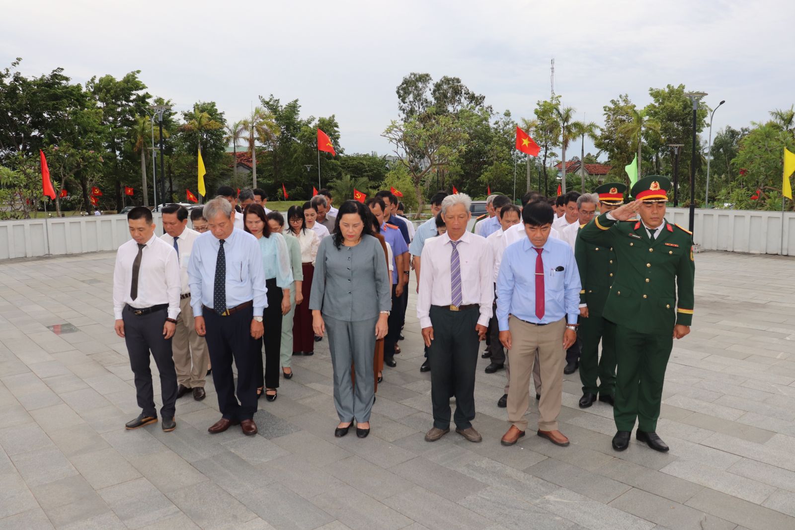 Dâng hương nhân kỷ niệm 80 năm Ngày thành lập lực lượng vũ trang tỉnh