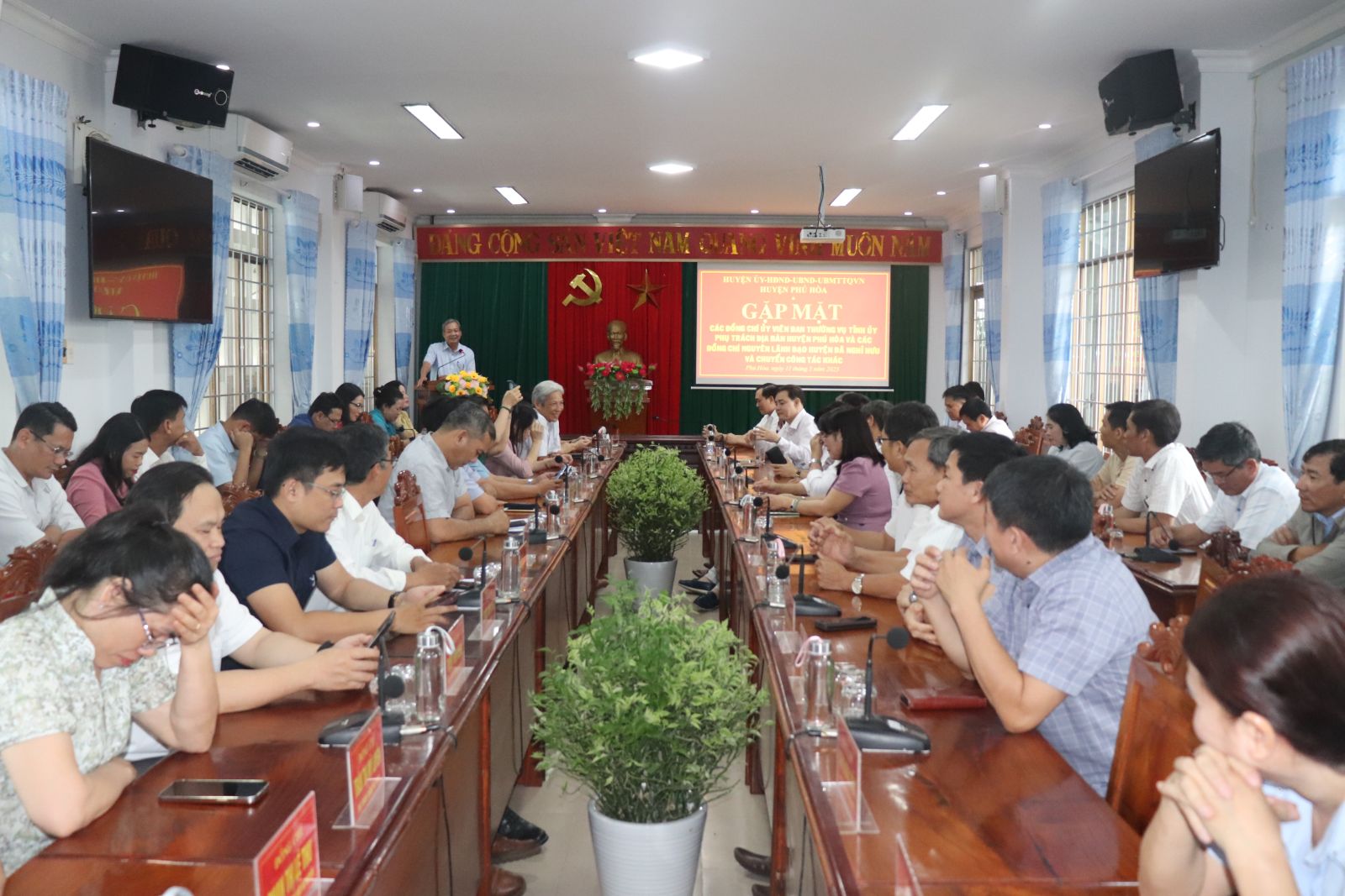 Gặp mặt các đồng chí UVBTV Tỉnh ủy phụ trách địa bàn, nguyên lãnh đạo huyện đã nghỉ hưu, chuyển công tác khác