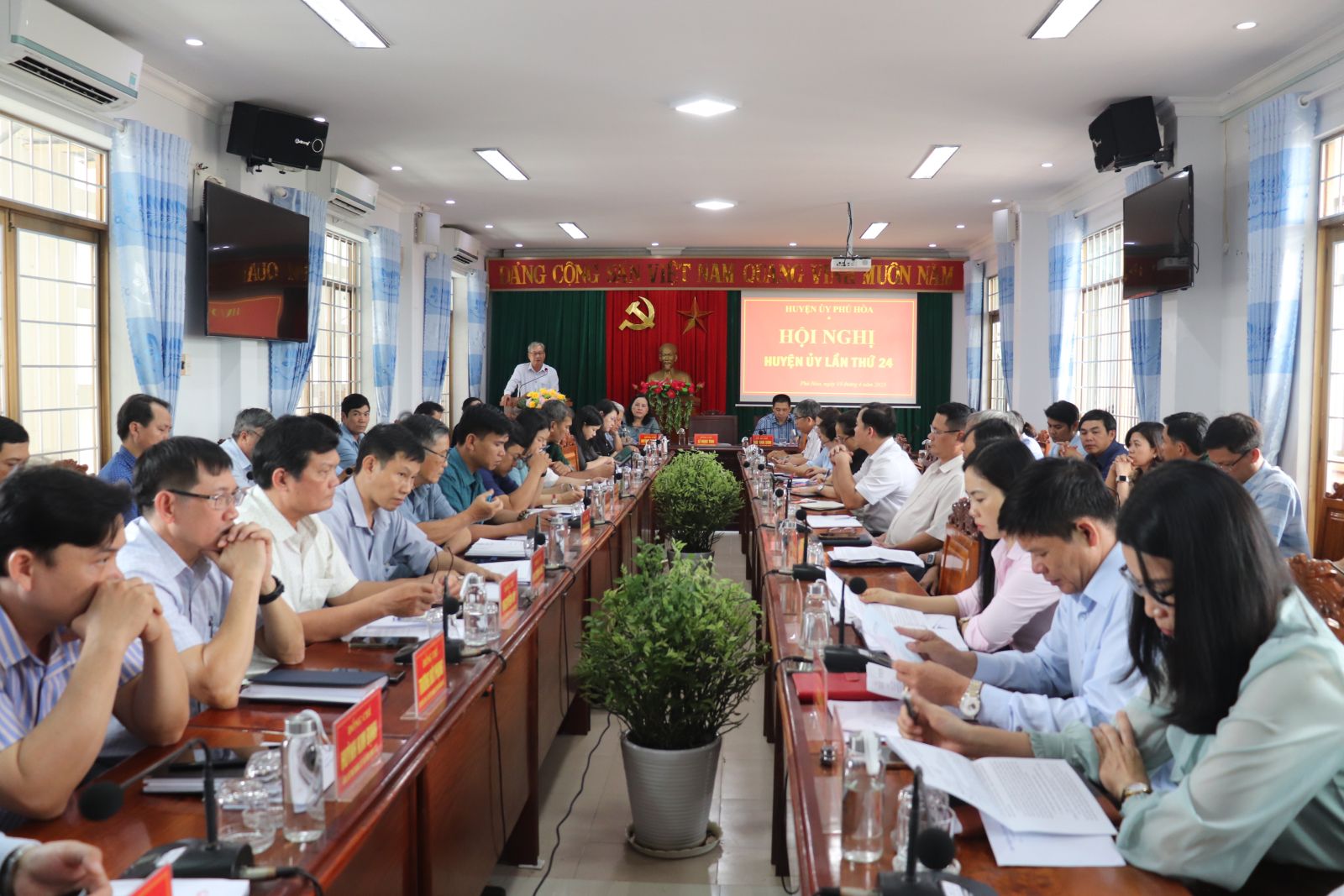 Hội nghị Huyện ủy lần thứ 24
