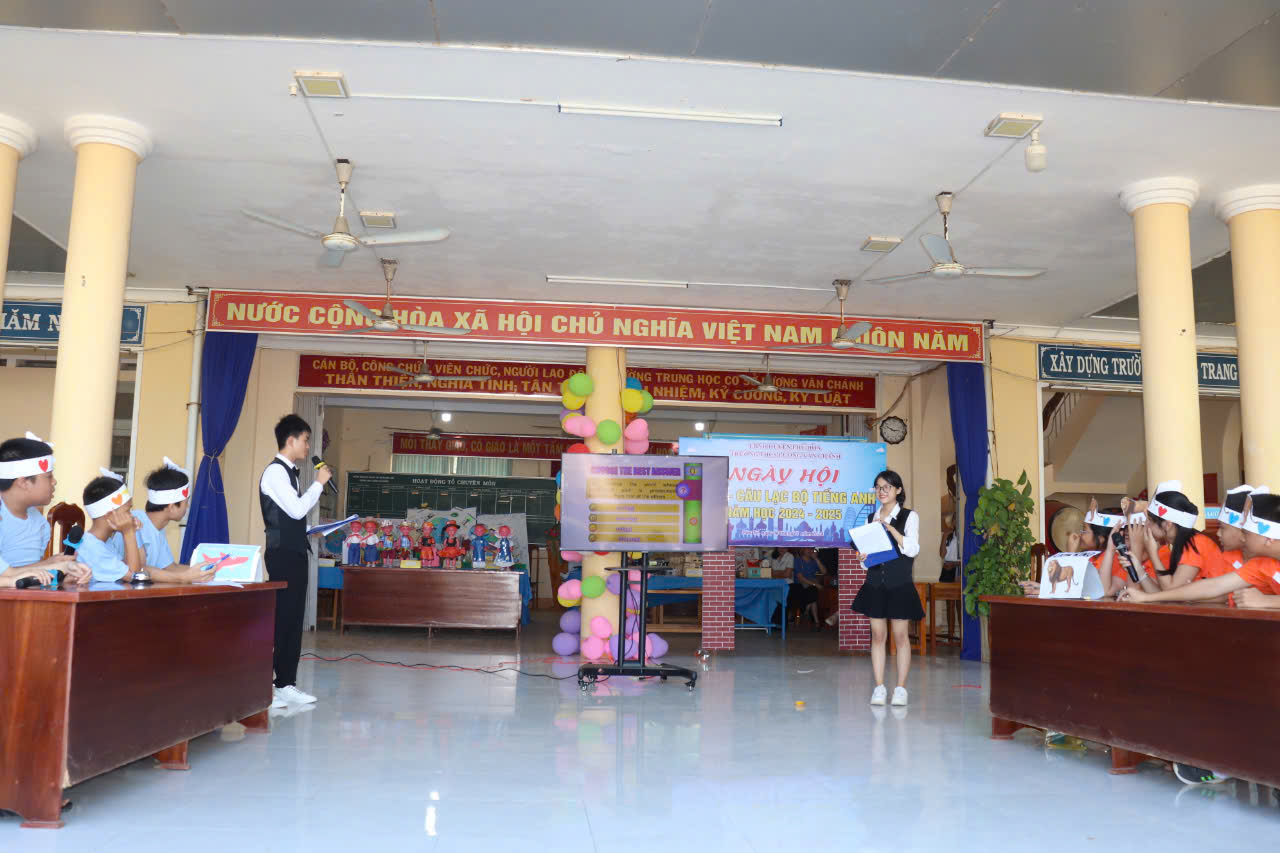 Luong Van Chanh Secondary School organizes STEM festival - English Club for the 2024-2025 school year