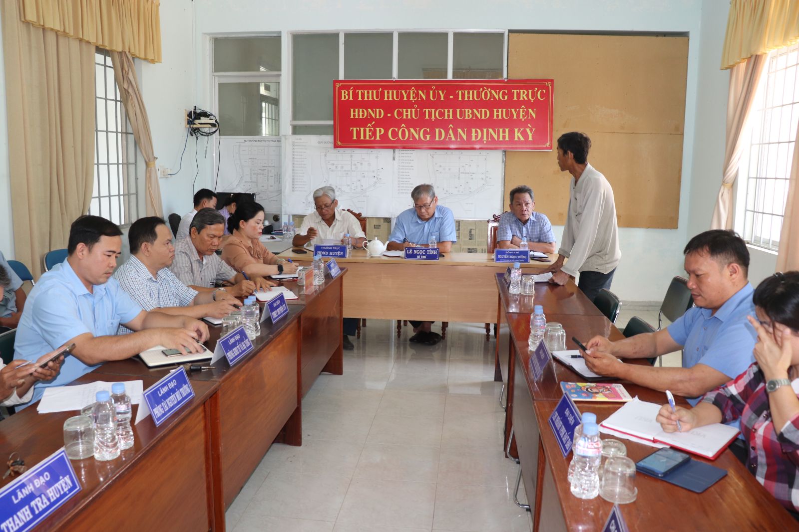 Đồng chí Bí thư Huyện ủy tiếp công dân định kỳ tháng 5/2025