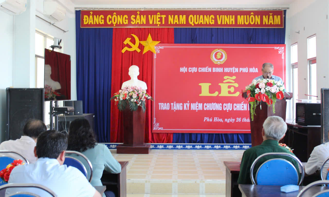 Lễ trao tặng Kỷ niệm chương cựu chiến binh Việt Nam