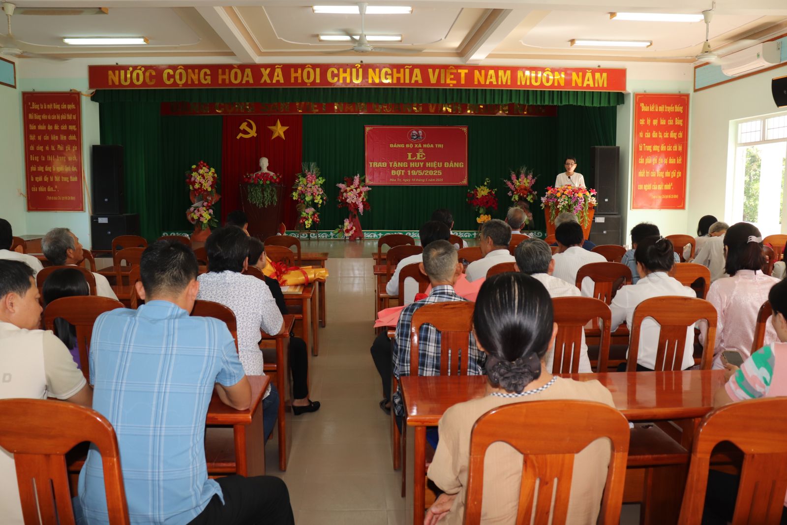 Trao tặng Huy hiệu Đảng cho đảng viên Đảng bộ xã Hòa Trị