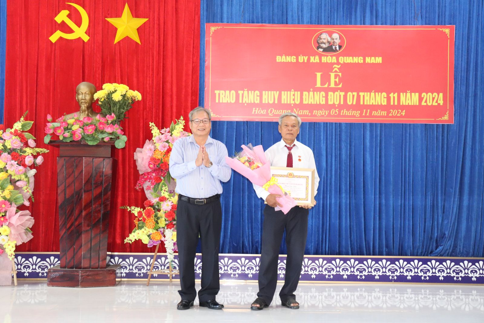 Awarding Party badges to Party members of Hoa Quang Nam Commune Party Committee