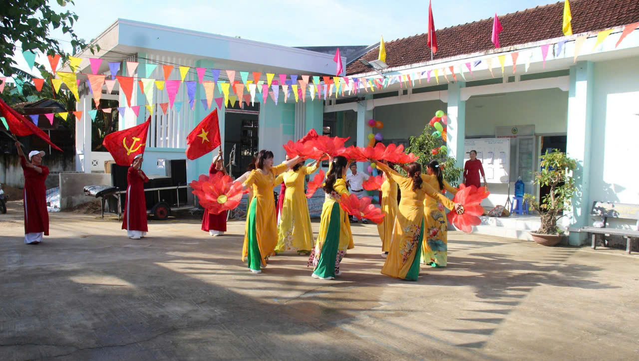 Thôn Phụng Tường 2, xã Hòa Trị tổ chức Ngày hội đại đoàn kết toàn dân tộc