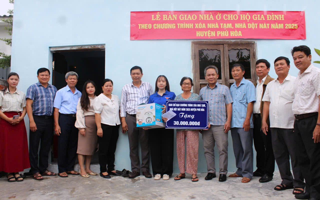 Bàn giao nhà cho hộ gia đình chính sách, hộ nghèo