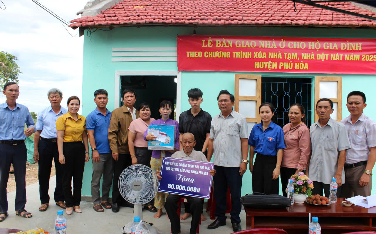 Bàn giao nhà cho hộ gia đình chính sách, hộ nghèo tại các xã:  Hòa Quang Nam  và Hòa Quang Bắc