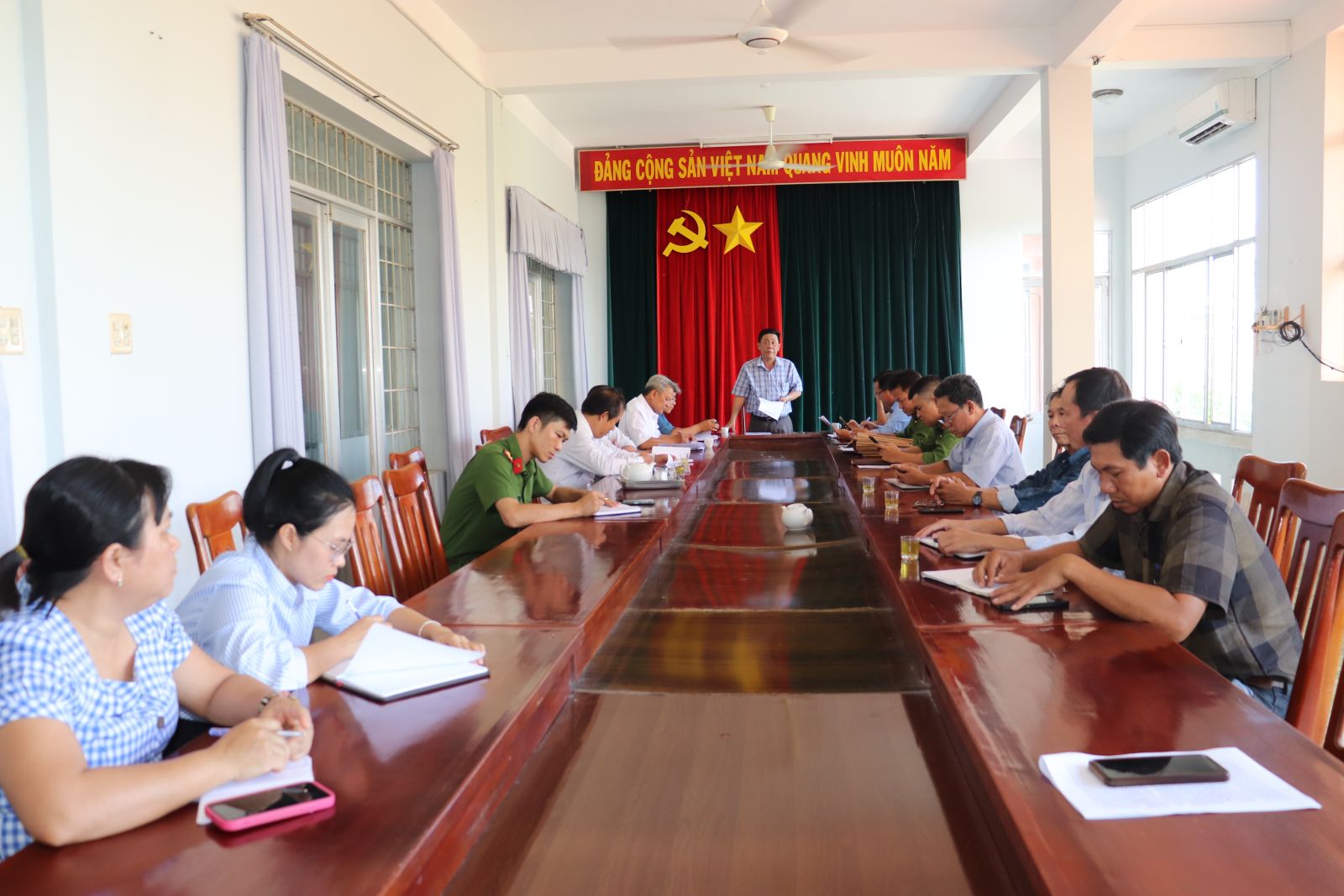 Ban Pháp chế HĐND huyện giám sát tại UBND xã Hòa Quang Nam