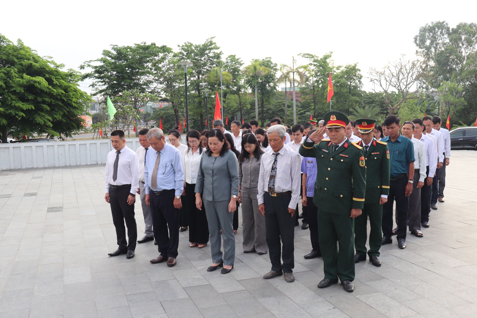 Dâng hương nhân kỷ niệm 50 năm Ngày giải phóng miền Nam, thống nhất đất nước