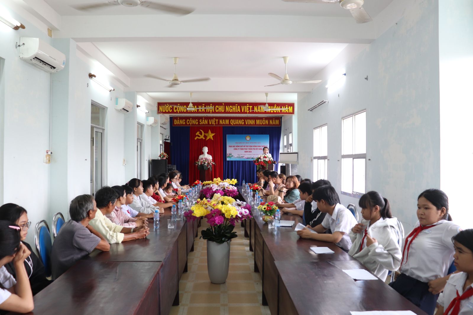 Trao học bổng Quỹ hỗ trợ cộng đồng Đinh Thiện Lý cho học sinh