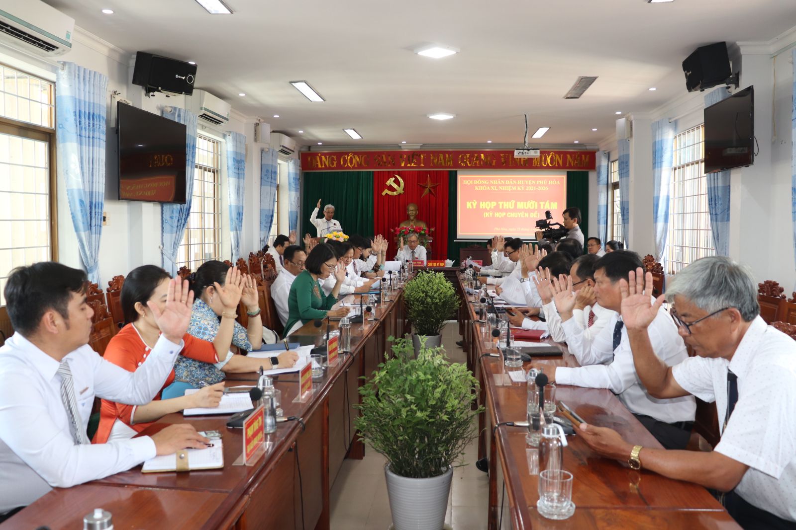 Kỳ họp thứ 18 HĐND huyện (kỳ họp chuyên đề)