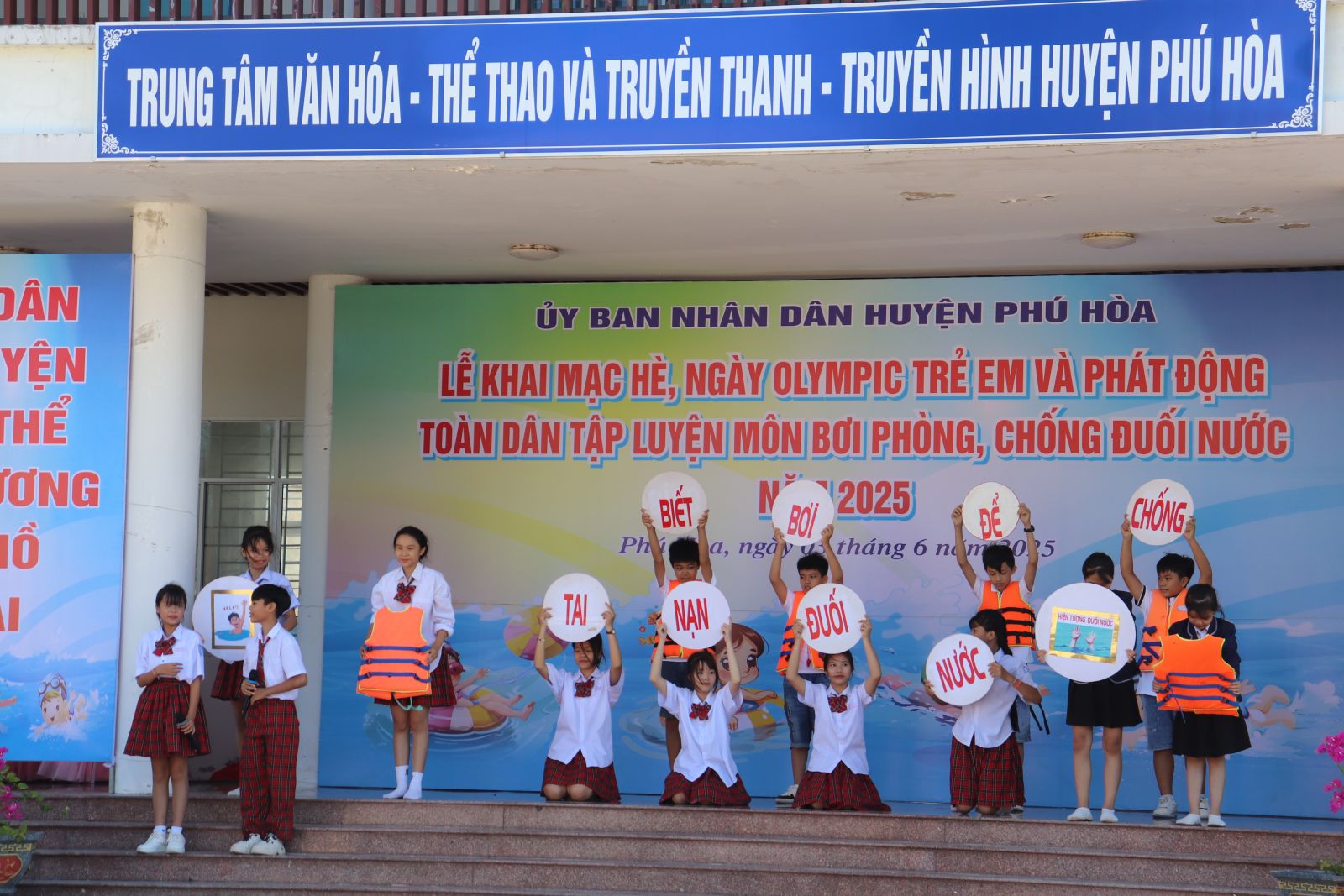 Lễ khai mạc hè, ngày Olympic trẻ em và phát động toàn dân tập luyện môn bơi, phòng, chống đuối nước năm 2025