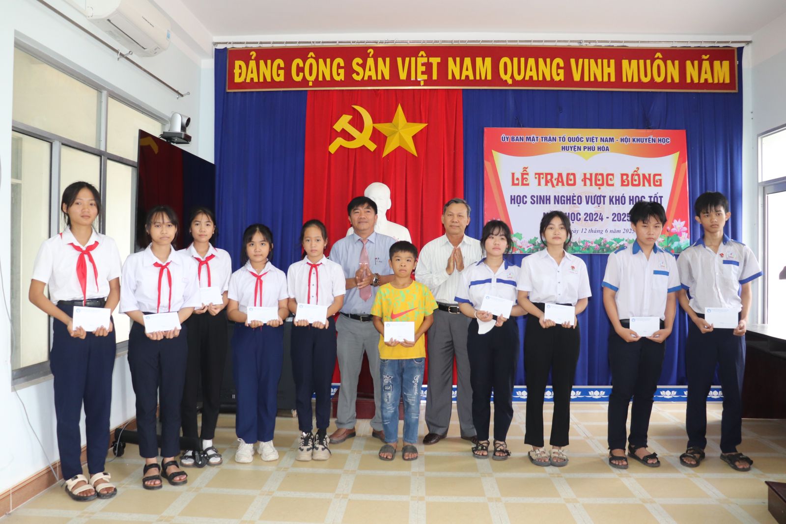 Trao học bổng cho học sinh nghèo vượt khó học tốt năm học 2024-2025