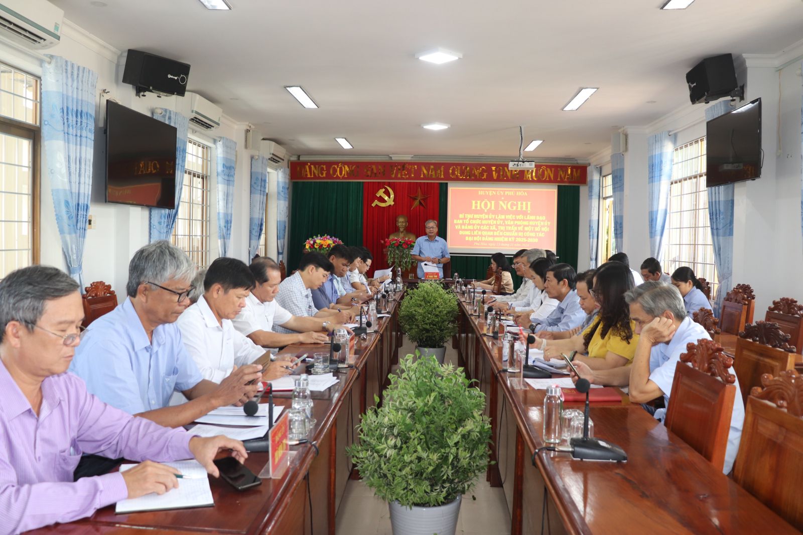 The District Party Secretary worked with the Party Committees of communes and towns on preparations for the Party Congresses at all levels, term 2025-2030.